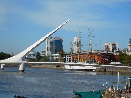 Die Puente de la Mujer, inzwischen zu einem Wahrzeichen dieser besonderen Stadt geworden, sie verbindet sozusagen das alte mit dem modernen Buenos Aires.