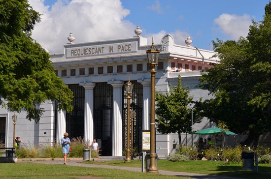 Die pompöse Eingangshalle des Friedhofs