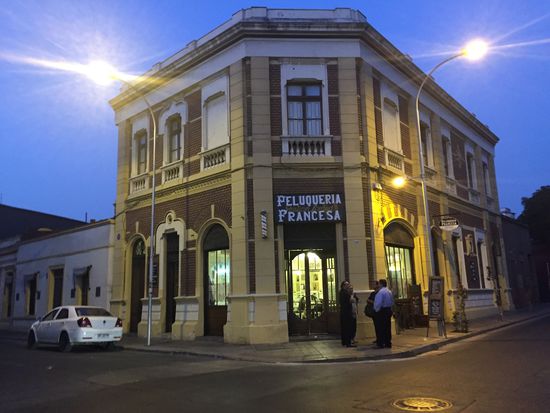 Die Peluqueria Francesa und daneben unser Restaurant Lavaud