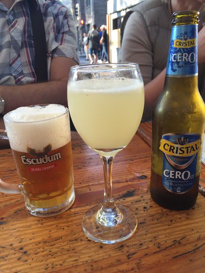 Einmal Damen - einmal Herrengedeck - Bier und Pisco Sour, was sonst?