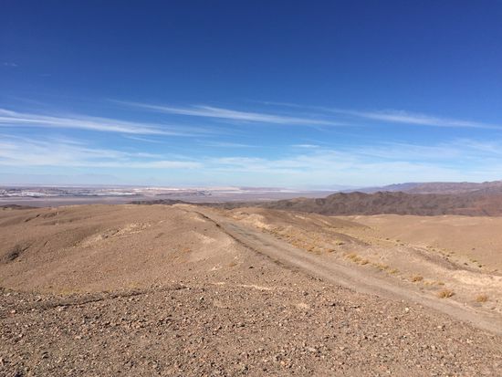 Ein vollkommen lebensfremder Flecken Erde. Hier sollte man immer genug Wasser und Ersatzreifen dabei haben.