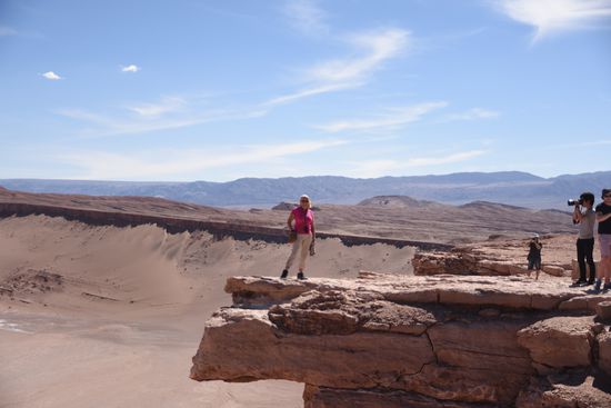 Der wohl berühmteste Felsen in der Wüste. Hier ist der Fototermin ein Muß. Nichts für Menschen mit Höhenangst, unter mir liegt die Tiefe.