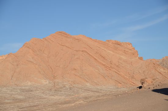 Die Wüste hat hier viele Gesichter, mal steinig, mal sandig, dann wieder eine Ebene oder hohe Felsen und Dünen.