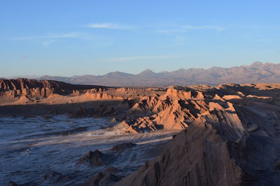 Spektakulärer Sonnenuntergang von einer Anhöhe, die man sich allerdings erst erarbeiten muss. Für uns nach diesem langen  Tag schon eine kleine Herausforderung.