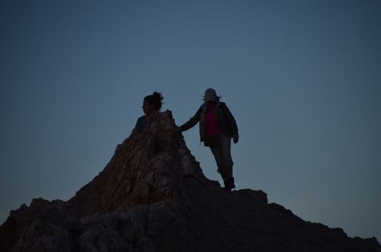 Eine Rangerin aus dem Park schickt uns vom Berg, der Abstieg ist nicht so einfach, das Licht geht weg und der Weg ist steinig und uneben, außerdem wird es in dem Moment, da die Sonne weg ist, ziemlich kühl.