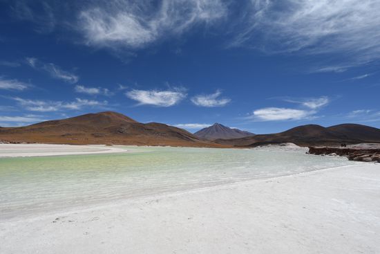 Die Salzwüste unter tiefblauem Himmel mit wunderbarer Wolkenbildung.