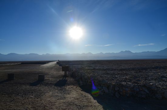 Blick über die Ebene zu den Vulkanen, die die Wüste von Osten her einrahmen.
