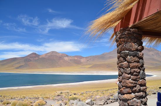 Lago Miniques, er ist nur wenige Minuten vom Lago Miscanti entfernt und ist ebenso tiefblau und wunderschön.