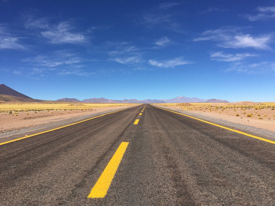 Endlose Straßen, die quer durch die Wüste führen.