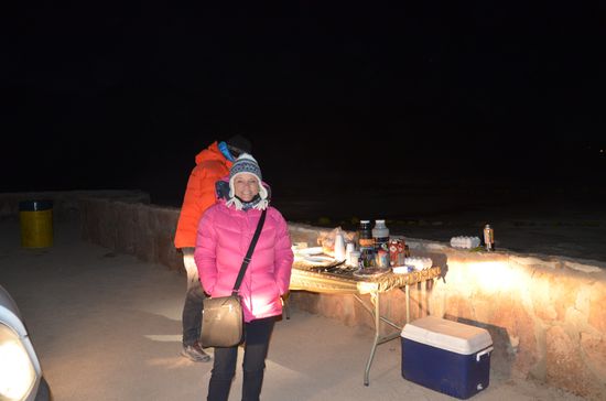 Dicke Kleidung bei Minustemperaturen ist hier am Morgen beim Frühstück ein Muß. Wir empfinden dies alles als großes Abenteuer.