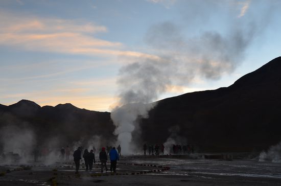 Das erste Tageslicht hinter den Bergen, die Erde brodelt überall.