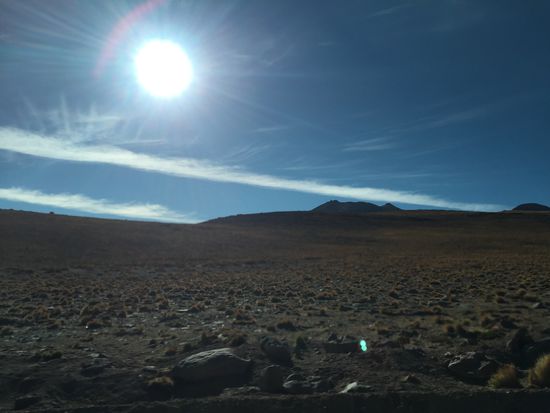 Die Sonne steht schon hoch genug am Himmel, um schon wieder Wärme abzugeben. Langsam müssen wir uns aus den dicken Klamotten wieder herausschälen!