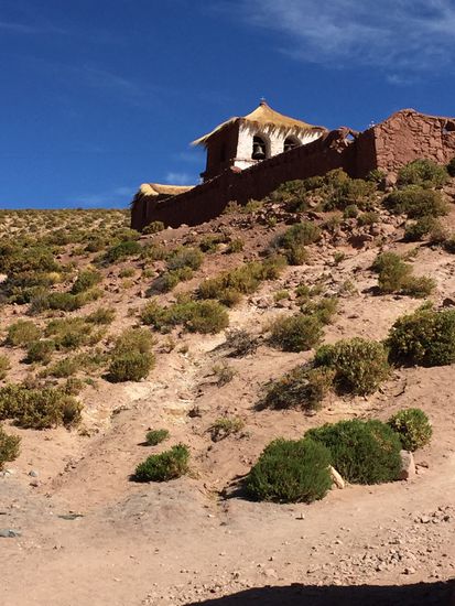 Das bekannte Kirchlein von Machuca - schon von Weitem zu sehen.