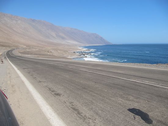 Rechts von uns Wüste und links der blaue Pazifik, eine wirkliche Traumstraße