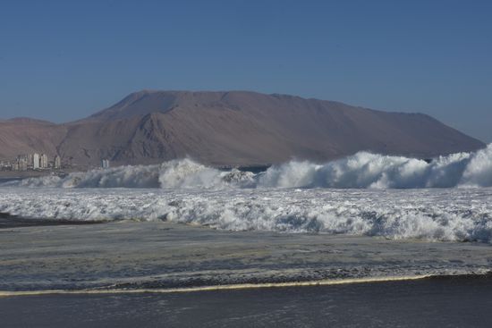 Extreme Brandung, hier gibt es keinerlei Verlockung, ins Wasser zu gehen.