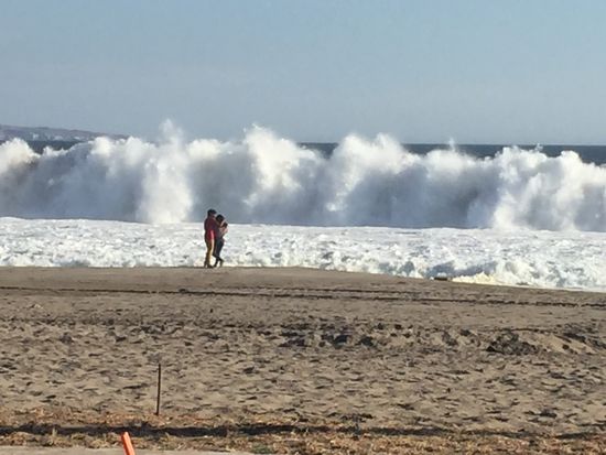 Die Wellen knallen mit ungeheurer Wucht auf den Strand. Es macht Spaß, diesem Spektakel zuzuschauen und wird nicht langweilig.