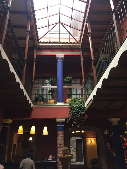 Hübsches Atrium in unserem Hotel, ein sehr gepflegtes Ambiente in dieser pulsierenden Stadt
