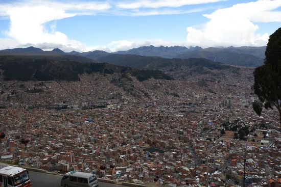 Ein Häusermeer, wie wir es noch nie zuvor gesehen haben, und praktisch ganz ohne Hochhäuser, alles ist gleich gebaut und ineinander verschachtelt.