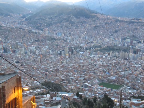 Mit der gelben Linien fahren wir einmal quer über die Stadt und bekommen nun einen Eindruck von den Ausmaßen