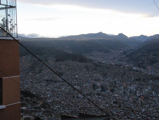 Langsam wird es Abend, die Lichter gehen an, es wird Zeit, uns ins Hotel fahren zu lassen.