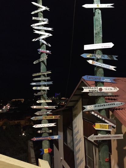 Punta Arenas - hier empfinden wir die Ferne besonders - zahlreiche Wegweiser geben hier die Entfernungen weltweit an.
