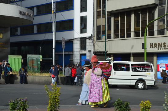 Und immer wieder diese wunderbar gekleideten Frauen in ihren Trachten