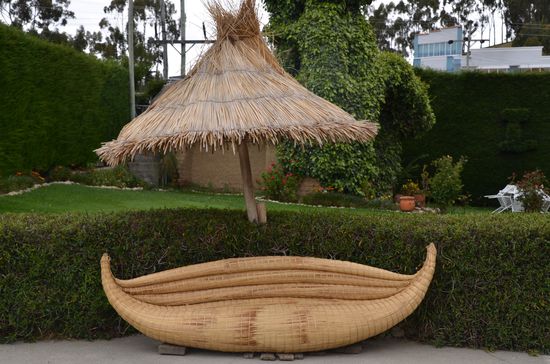 Flechtboote am See - allerdings ist hier in Huarina die Saison vorbei.