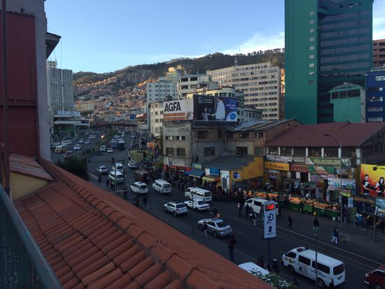 Auf der Dachterrasse der Blick auf das pralle Leben unten auf der Hauptstraße