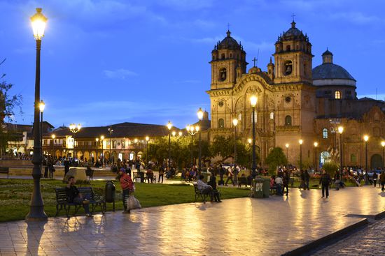 Die Kathedralen erstrahlen im Glanz der altmodischen Laternen