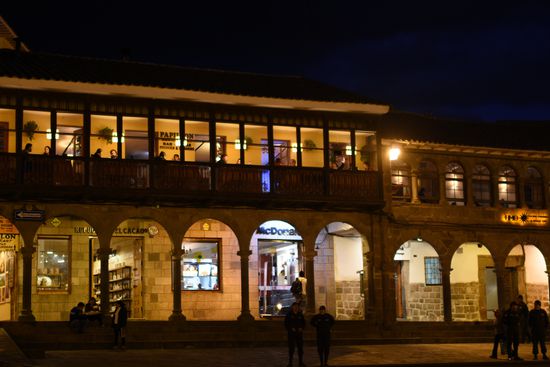 Hübsch beleuchtete Arkaden rund um den Platz