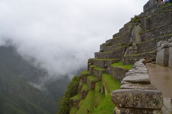 Hier geht es steil in die Tiefe, man muss schon auf sich aufpassen, alles ist extrem rutschig
