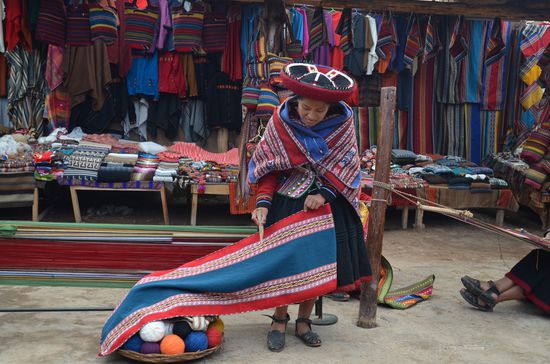 Voller Stolz präsentiert sie ihre Decken