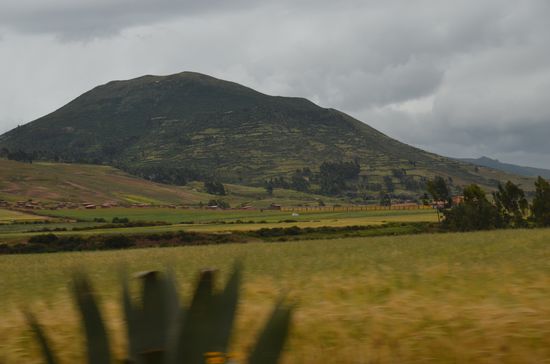 Auf dem Weg nach Moray, der Inka-Anlage, die durch ihre kreisförmigen Terrassen berühmt wurde.