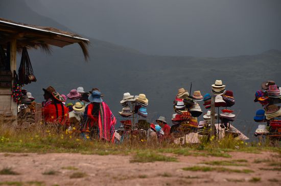 Die Frauen bringen die Hüte in Sicherheit vor dem Regen