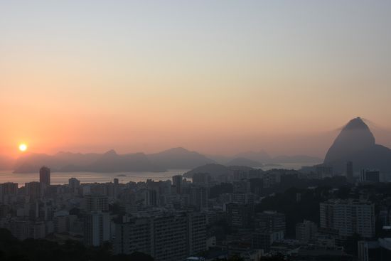 Der Sonnenaufgang und Zuckerhut zu unserer Rechten