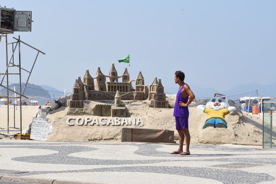Wir sind nun an der Copacabana, einem der berühmtesten Strände der Welt. Schade, baden werden wir hier heute nicht können.