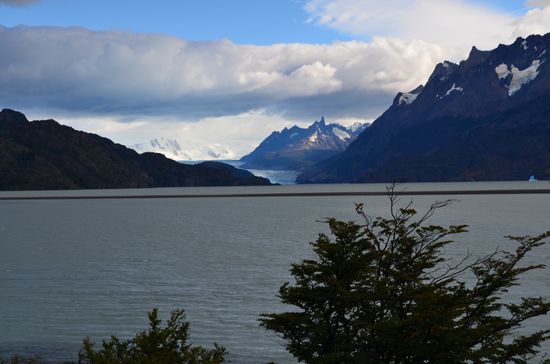 Von unserem Zimmer aus blicken wir auf den Gletscher am Ende des Sees.