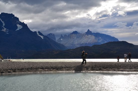 Der Weg über die Landzunge auf dem Kies ist mühselig, der Wind kommt von vorn und ist zum Teil recht heft.