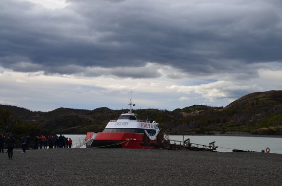 Die Lago Grey II - ein Katamaran, der auch bei unruhigem Wasser noch ruhig auf Kurs bleibt.