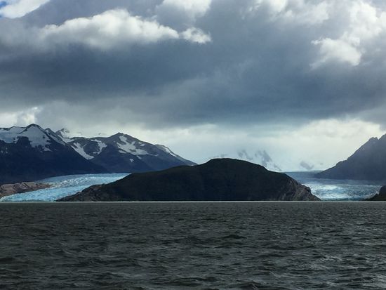 Wir nähern uns dem Gletscher und stellen fest, dass er aus drei Gletscherzungen besteht, jede anders und einzigartig