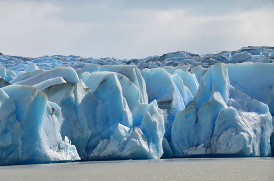 Der Gletscher ist eisblau und knackt, wir hören ihn arbeiten und  hoffen auf ein sich lösendes Eisstück, was aber leider nicht passiert.