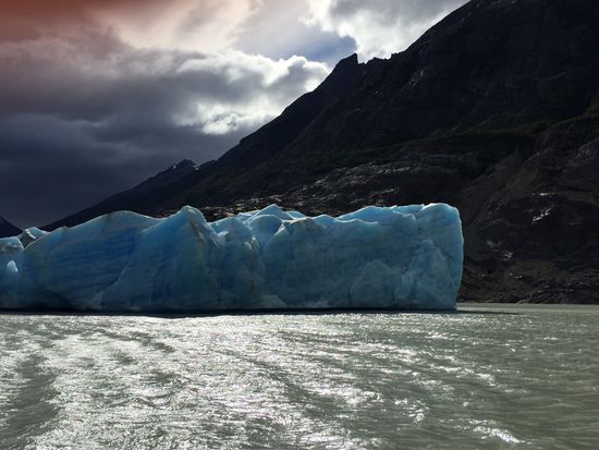 Immer wieder neue Aussichten und Farbenspiele. Durch die einfallenden Sonnenstrahlen wird das Blau des Gletschers nochmals verstärkt.