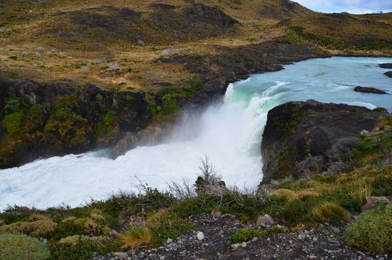 Tosender Wasserfall, rauhe Landschaft