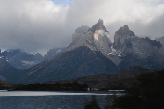 Lake Pehoe - auch hier haben wir einen tollen Blick auf die nahen Berge