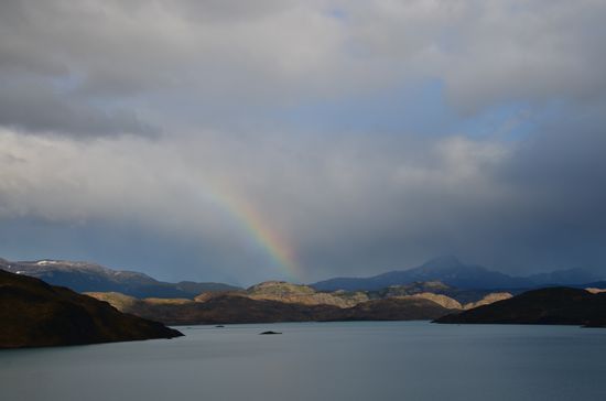 Regenbogen über der Berglandschaft