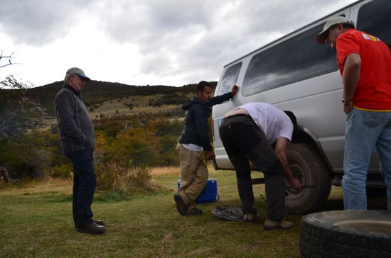 Reifenpanne - mit vereinten Kräften