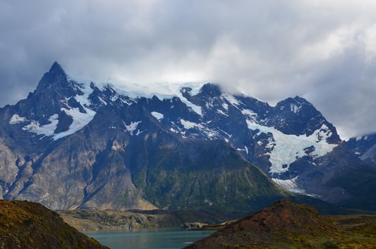 Bedrohliche Wolken rund um den Berg