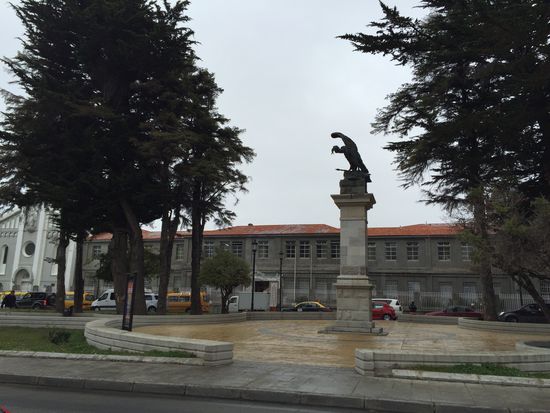 Auf der Avenida Colón - überall Denkmäler