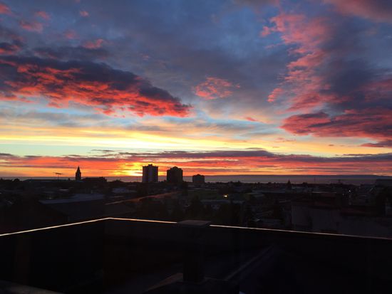 Vom Dachgeschoss unseres Hotels haben wir einen herrlichen Ausblick auf den Sonnenaufgang über der Magallanstraße