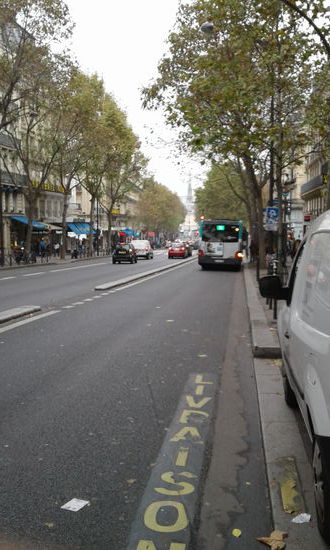Eine andere Straße mit Busspur